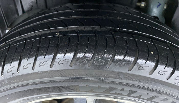 2019 Mahindra XUV300 W8 (O) Dual tone Diesel, Diesel, Manual, 30,833 km, Right Rear Tyre Tread