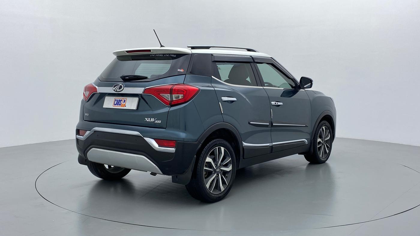 2019 Mahindra XUV300 W8 (O) Dual tone Diesel, Diesel, Manual, 30,833 km, Right Back Diagonal (45- Degree) View