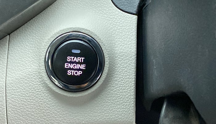 2019 Mahindra XUV300 W8 (O) Dual tone Diesel, Diesel, Manual, 30,833 km, Push Start button