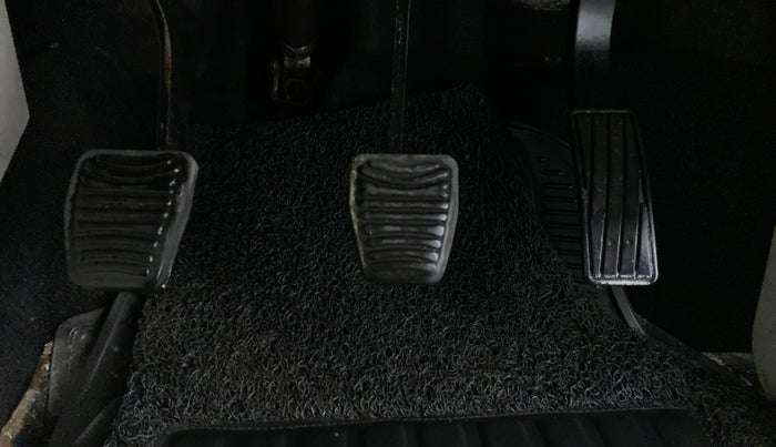 2019 Mahindra XUV300 W8 (O) Dual tone Diesel, Diesel, Manual, 30,833 km, Pedals