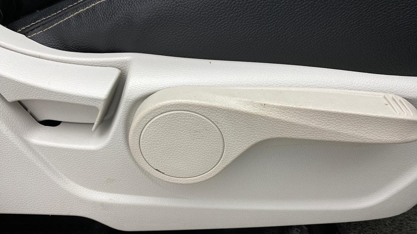 2019 Mahindra XUV300 W8 (O) Dual tone Diesel, Diesel, Manual, 30,833 km, Driver Side Adjustment Panel