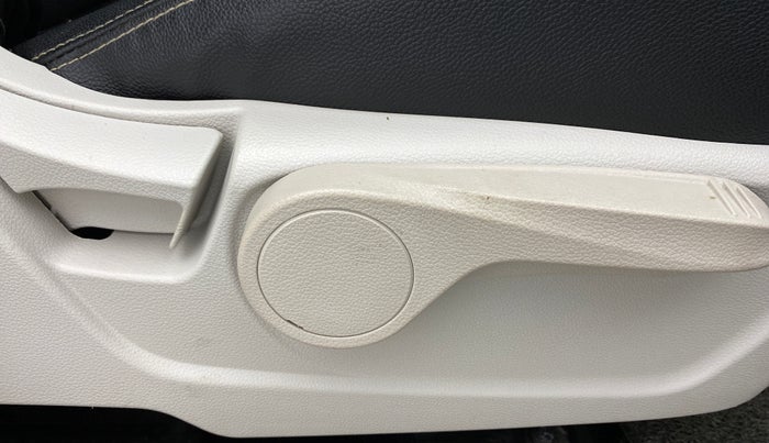 2019 Mahindra XUV300 W8 (O) Dual tone Diesel, Diesel, Manual, 30,833 km, Driver Side Adjustment Panel