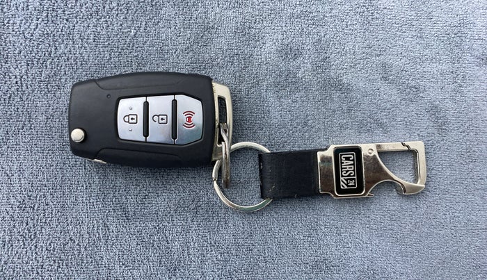 2019 Mahindra XUV300 W8 (O) Dual tone Diesel, Diesel, Manual, 30,833 km, Key Close-up