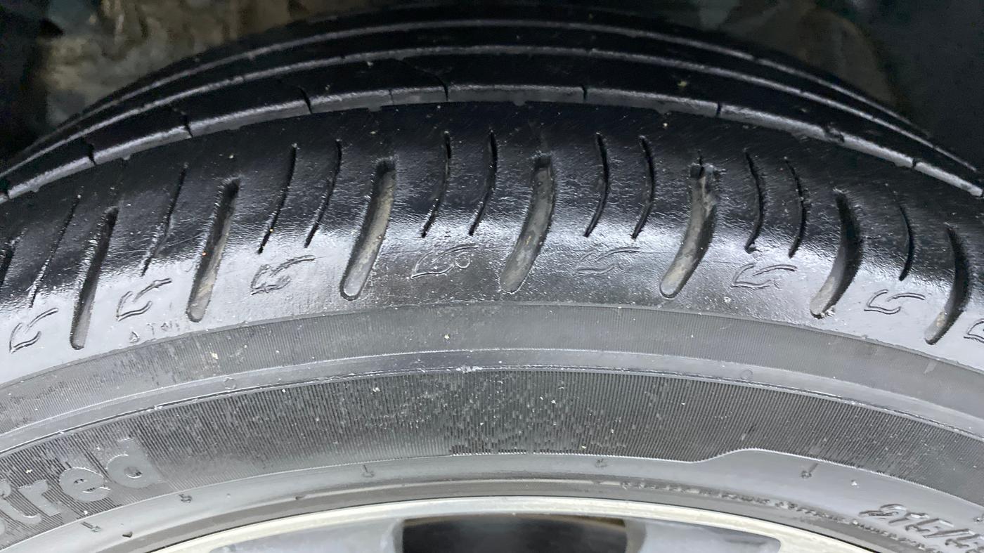 2019 Mahindra XUV300 W8 (O) Dual tone Diesel, Diesel, Manual, 30,833 km, Left Front Tyre Tread