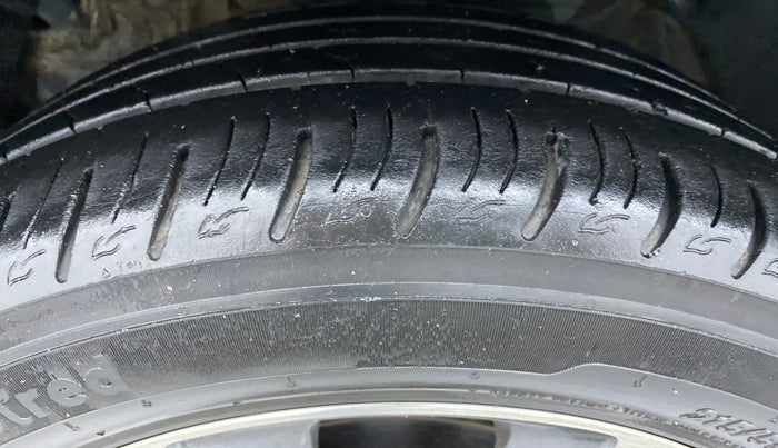 2019 Mahindra XUV300 W8 (O) Dual tone Diesel, Diesel, Manual, 30,833 km, Left Front Tyre Tread