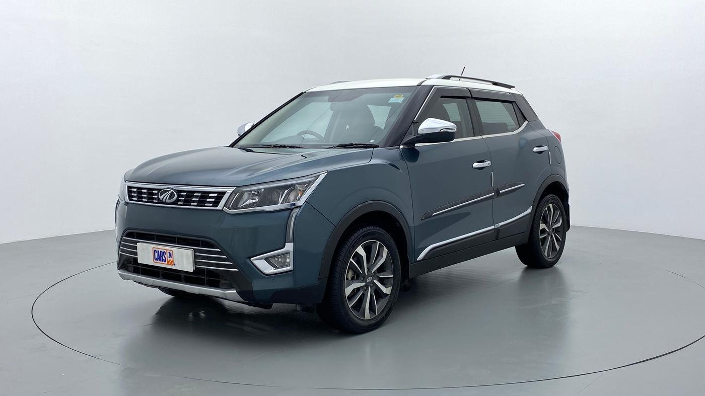 2019 Mahindra XUV300 W8 (O) Dual tone Diesel, Diesel, Manual, 30,833 km, Left Front Diagonal (45- Degree) View