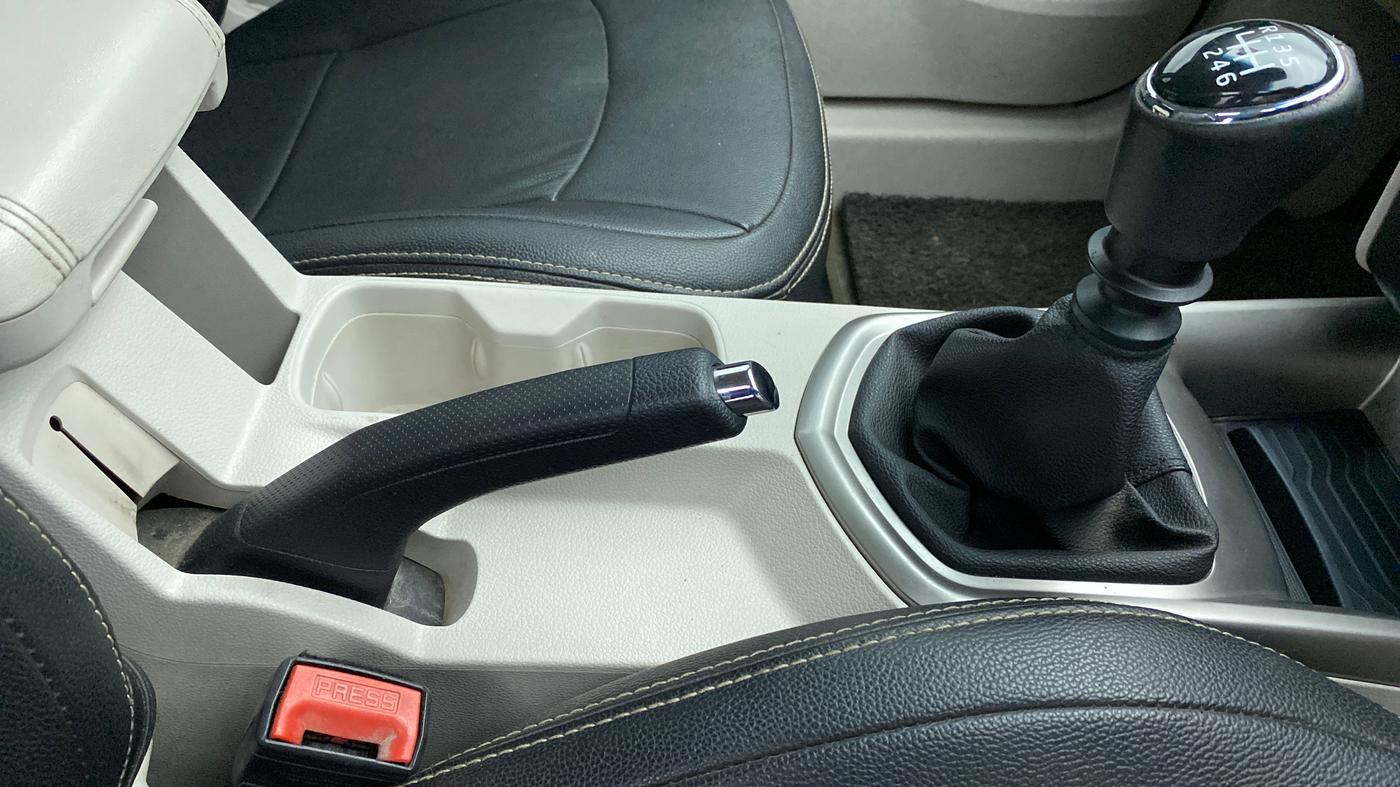 2019 Mahindra XUV300 W8 (O) Dual tone Diesel, Diesel, Manual, 30,833 km, Gear Lever