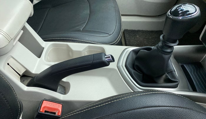 2019 Mahindra XUV300 W8 (O) Dual tone Diesel, Diesel, Manual, 30,833 km, Gear Lever