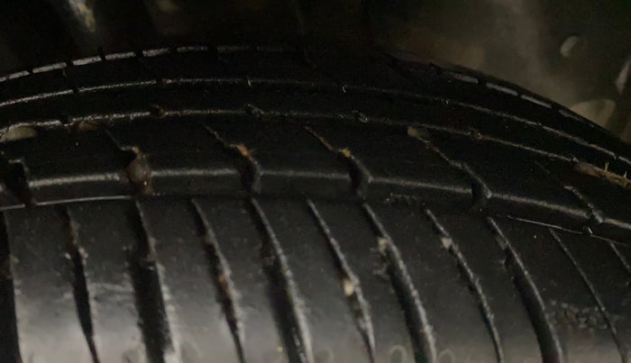 2017 Renault Kwid RXT 1.0 AMT, Petrol, Automatic, 67,812 km, Right Front Tyre Tread