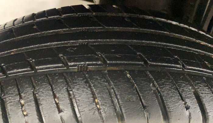 2017 Renault Kwid RXT 1.0 AMT, Petrol, Automatic, 67,812 km, Right Rear Tyre Tread