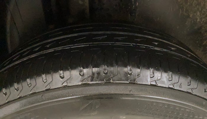 2016 Volkswagen Vento HIGHLINE PETROL AT, Petrol, Automatic, 1,21,926 km, Right Rear Tyre Tread