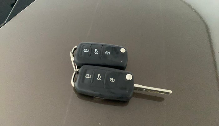 2016 Volkswagen Vento HIGHLINE PETROL AT, Petrol, Automatic, 1,21,926 km, Key Close Up