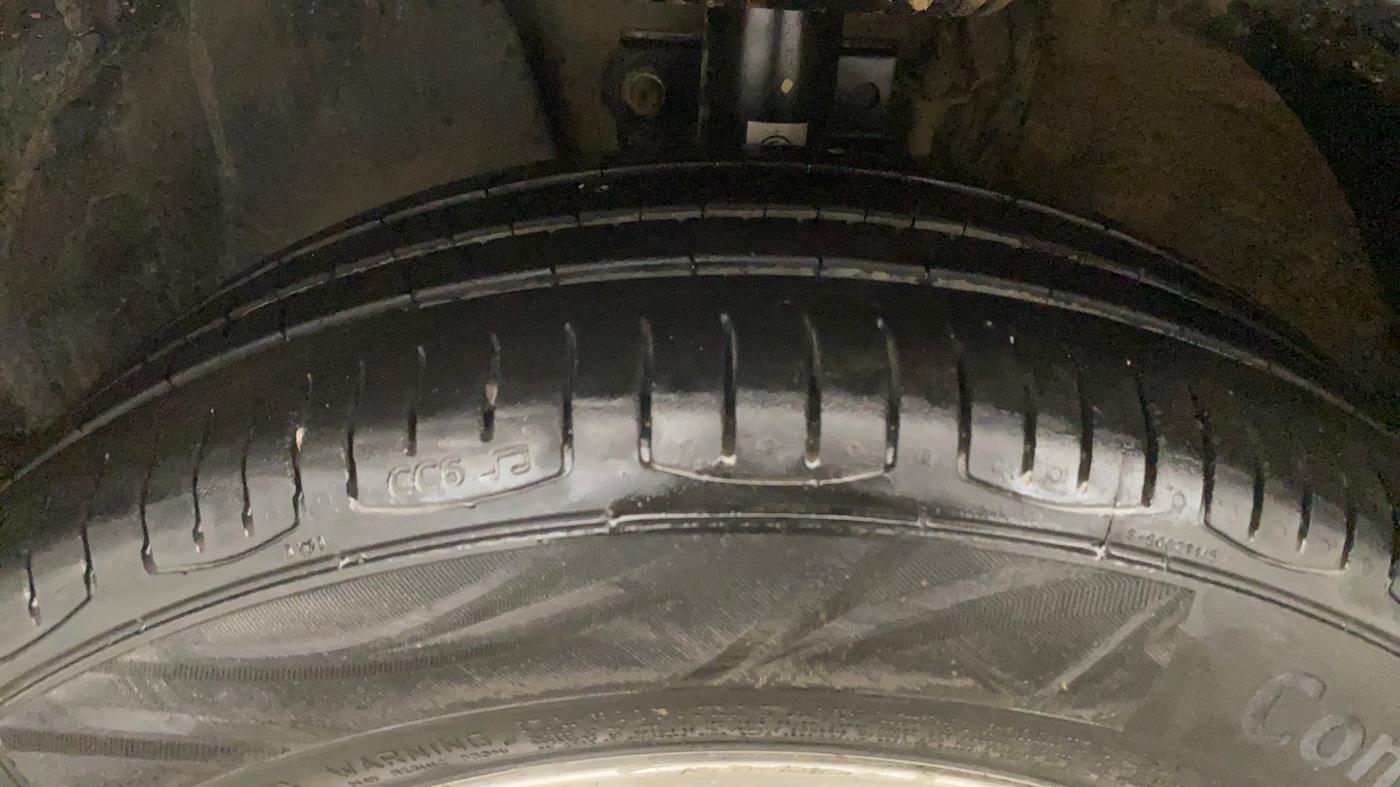 2016 Volkswagen Vento HIGHLINE PETROL AT, Petrol, Automatic, 1,21,926 km, Left Front Tyre Tread