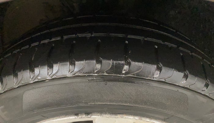 2016 Volkswagen Vento HIGHLINE PETROL AT, Petrol, Automatic, 1,21,926 km, Right Front Tyre Tread