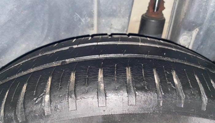 2015 Maruti Swift VXI, Petrol, Manual, 1,15,730 km, Left Rear Tyre Tread