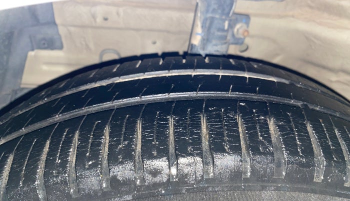 2015 Maruti Swift VXI, Petrol, Manual, 1,15,730 km, Left Front Tyre Tread