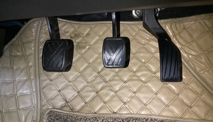 2015 Maruti Swift VXI, Petrol, Manual, 1,15,730 km, Pedals