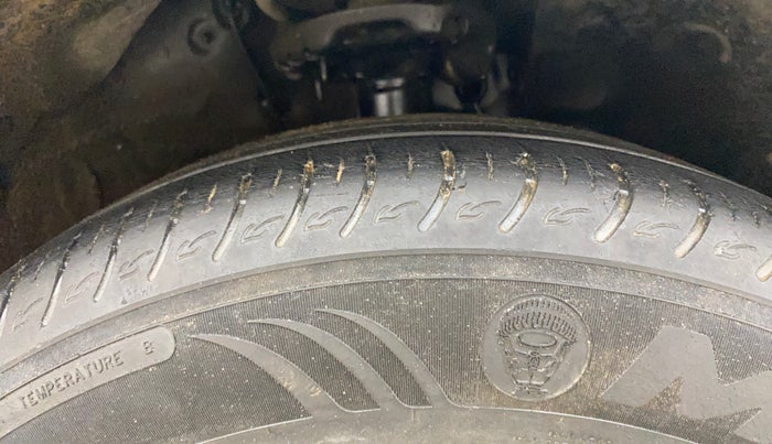 2022 KIA CARENS PREMIUM 1.4 PETROL 7 STR, Petrol, Manual, 39,112 km, Right Front Tyre Tread