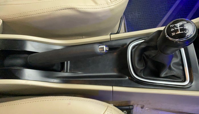2018 Maruti Ciaz DELTA 1.5 SHVS VVT MT, Petrol, Manual, 39,325 km, Gear Lever
