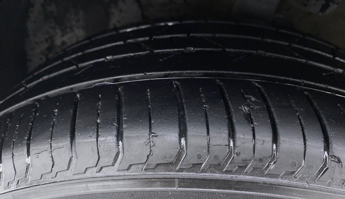 2017 Hyundai Verna 1.6 SX VTVT, Petrol, Manual, 89,065 km, Left Front Tyre Tread