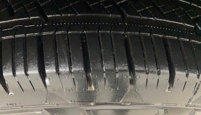 2016 Renault Duster 85 PS RXZ DIESEL, Diesel, Manual, 97,900 km, Left Front Tyre Tread