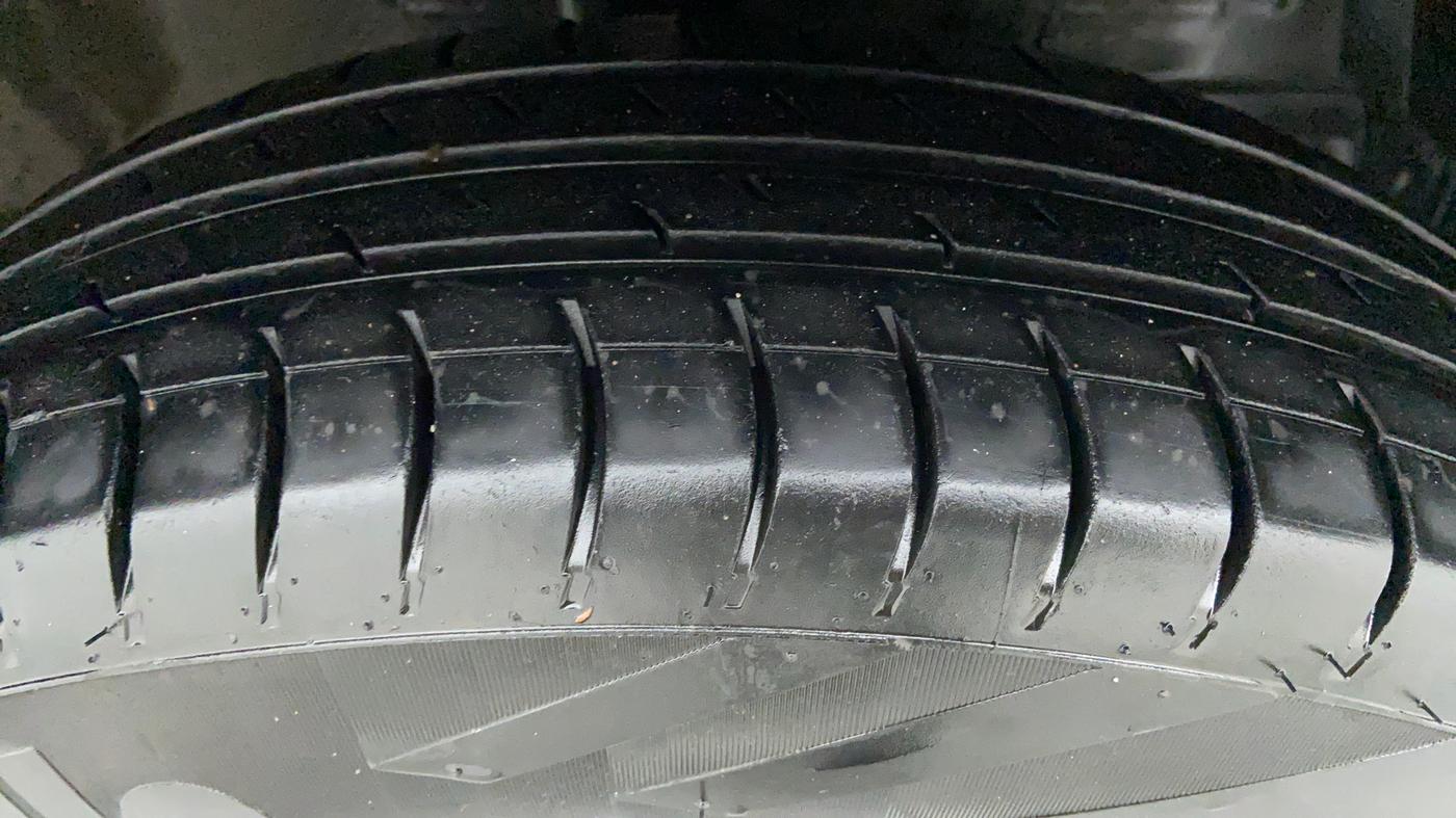2015 Maruti Swift VXI D, Petrol, Manual, 62,944 km, Right Front Tyre Tread
