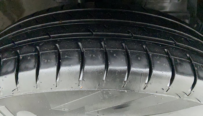2015 Maruti Swift VXI D, Petrol, Manual, 62,944 km, Right Front Tyre Tread