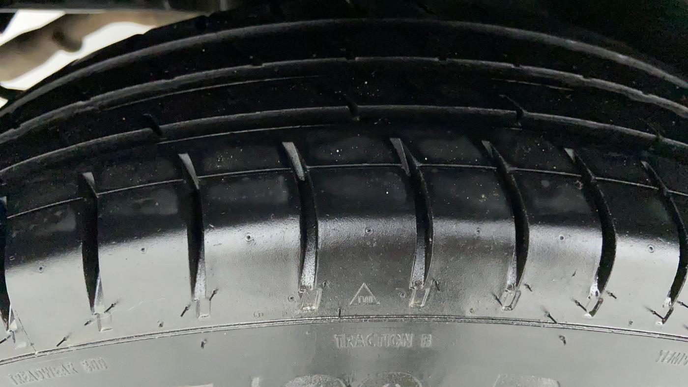 2015 Maruti Swift VXI D, Petrol, Manual, 62,944 km, Right Rear Tyre Tread