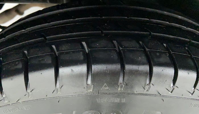 2015 Maruti Swift VXI D, Petrol, Manual, 62,944 km, Right Rear Tyre Tread
