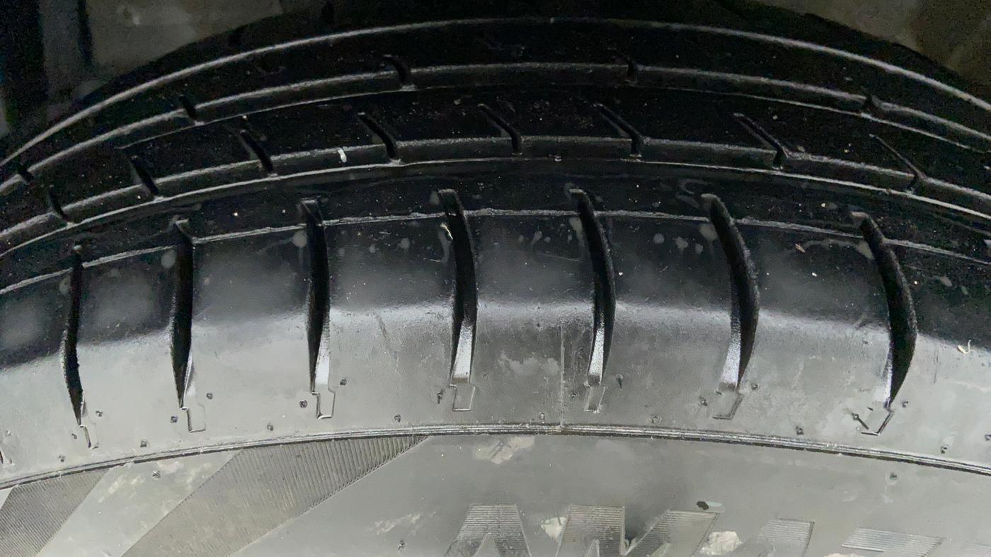 2015 Maruti Swift VXI D, Petrol, Manual, 62,944 km, Left Front Tyre Tread