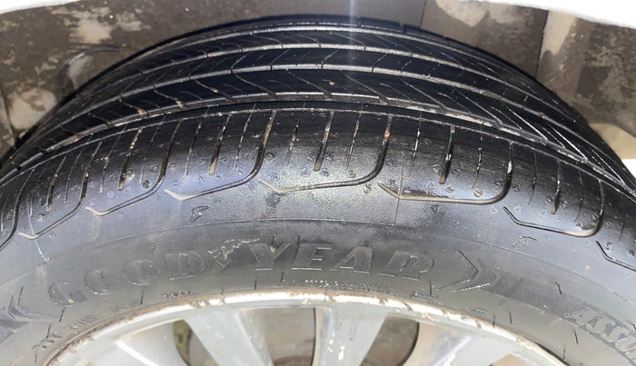 2017 Maruti Ciaz ALPHA  AT 1.4  PETROL, Petrol, Automatic, 79,761 km, Left Rear Tyre Tread