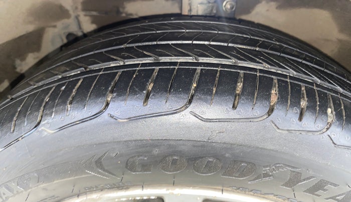 2017 Maruti Ciaz ALPHA  AT 1.4  PETROL, Petrol, Automatic, 79,761 km, Left Front Tyre Tread