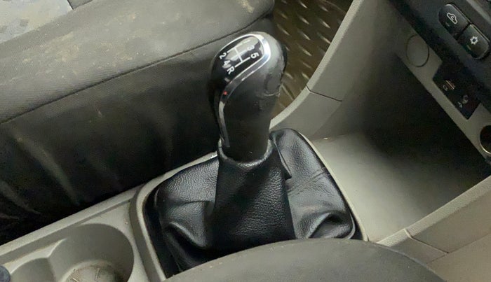 2018 Tata Tiago XT PETROL, Petrol, Manual, 1,04,196 km, Gear lever - Knob cover torn