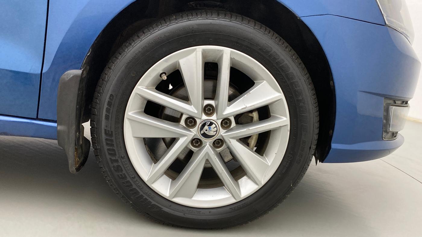 2017 Skoda Rapid 1.6 MPI STYLE AT, Petrol, Automatic, 63,005 km, Right Front Wheel