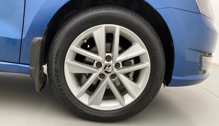 2017 Skoda Rapid 1.6 MPI STYLE AT, Petrol, Automatic, 63,005 km, Right Front Wheel