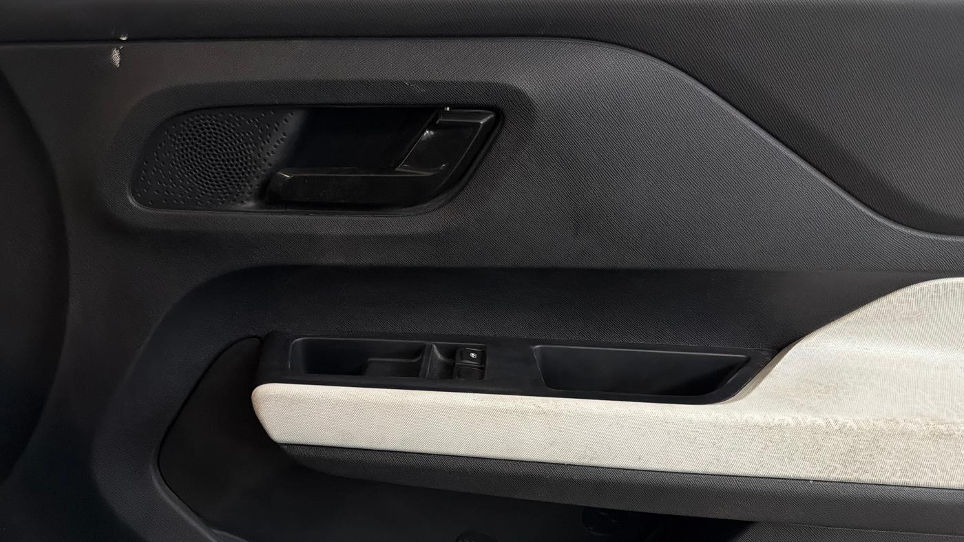 2023 Tata PUNCH PURE MT, Petrol, Manual, 51,189 km, Driver Side Door Panels Control