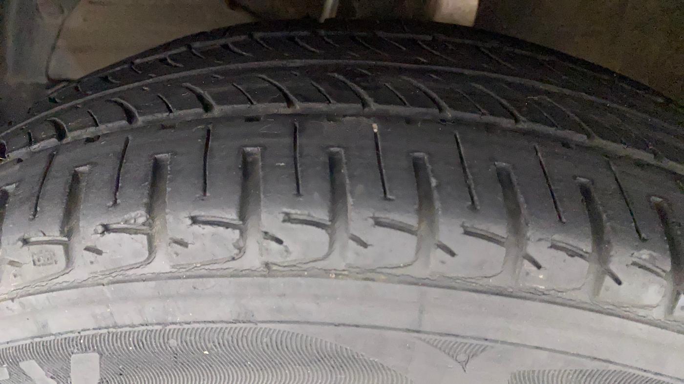 2016 Maruti Baleno DELTA PETROL 1.2, Petrol, Manual, 93,885 km, Left Front Tyre Tread