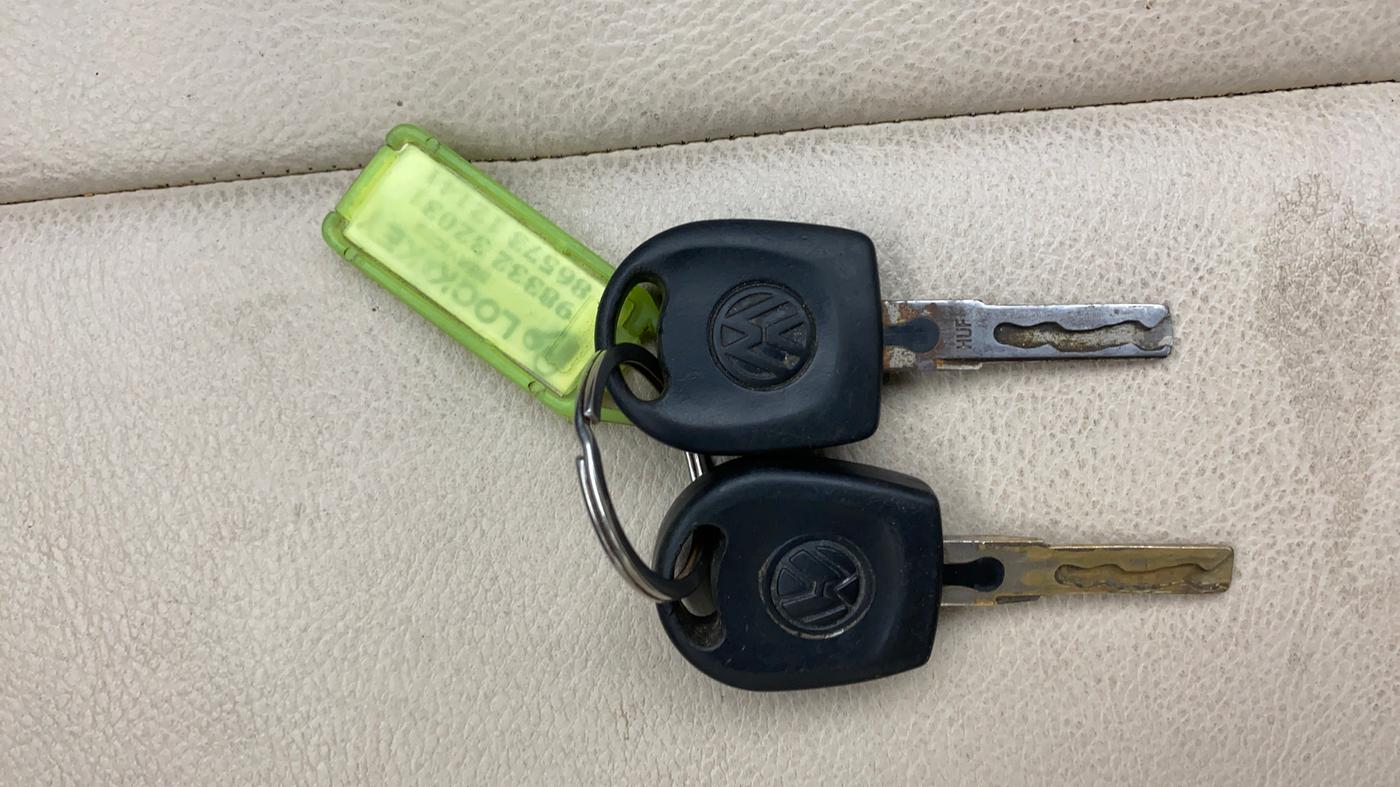 2017 Volkswagen Ameo TRENDLINE 1.5L, Diesel, Manual, 1,30,843 km, Key Close Up