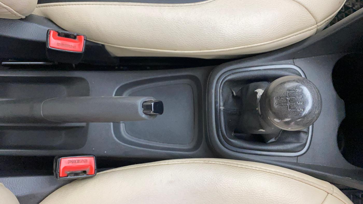 2017 Volkswagen Ameo TRENDLINE 1.5L, Diesel, Manual, 1,30,843 km, Gear Lever