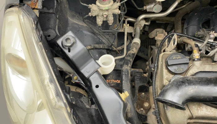 2010 Maruti Ritz VXI, Petrol, Manual, 82,020 km, Front windshield - Wiper bottle cap missing