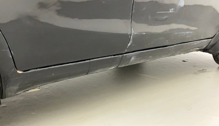 2010 Maruti Ritz VXI, Petrol, Manual, 82,020 km, Right running board - Paint has minor damage