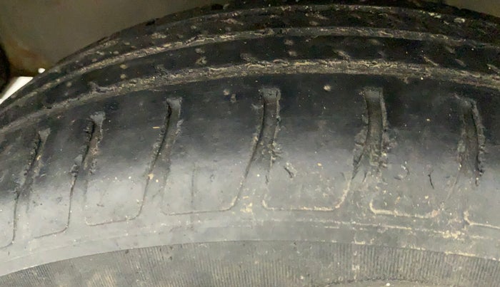 2010 Maruti Ritz VXI, Petrol, Manual, 82,020 km, Left Front Tyre Tread