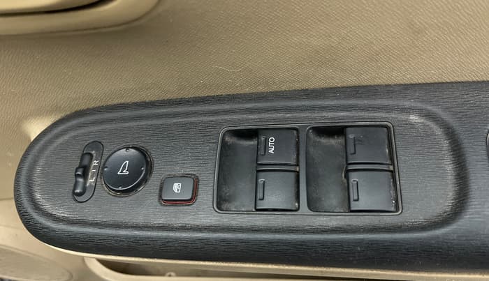 2014 Honda Amaze 1.2L I-VTEC S, Petrol, Manual, 1,17,043 km, Driver Side Door Panels Control
