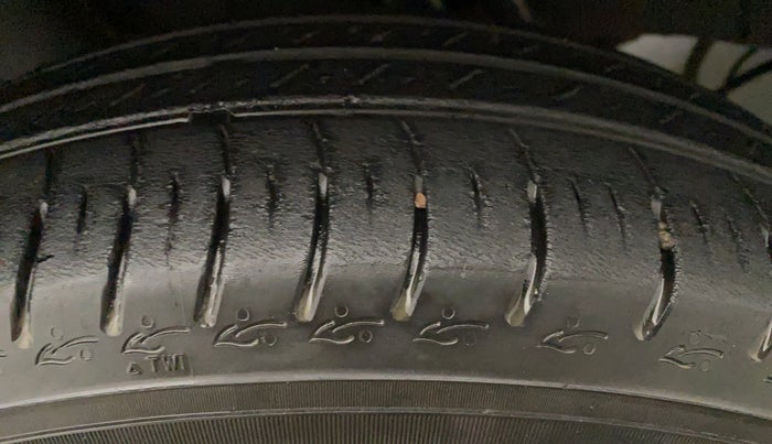 2019 Renault TRIBER RXZ, Petrol, Manual, 32,435 km, Left Front Tyre Tread