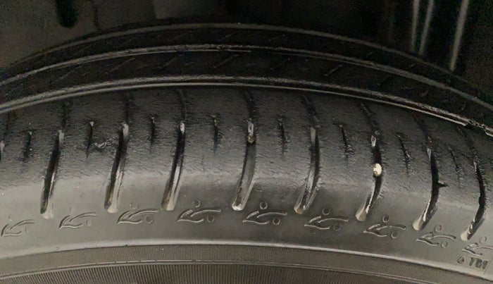 2019 Renault TRIBER RXZ, Petrol, Manual, 32,435 km, Right Front Tyre Tread