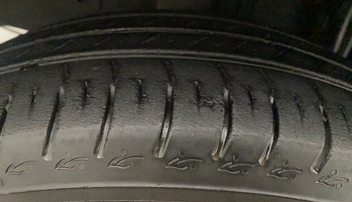 2019 Renault TRIBER RXZ, Petrol, Manual, 32,435 km, Left Rear Tyre Tread