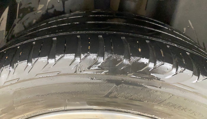 2019 Jeep Compass LIMITED PLUS DIESEL, Diesel, Manual, 1,04,275 km, Left Rear Tyre Tread