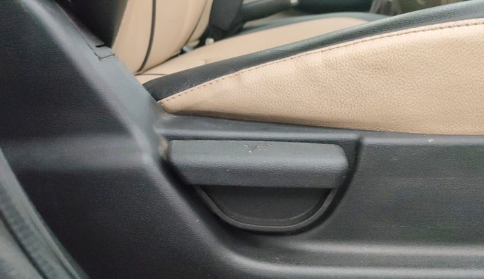 2013 Hyundai i20 MAGNA 1.2, Petrol, Manual, 74,070 km, Driver Side Adjustment Panel