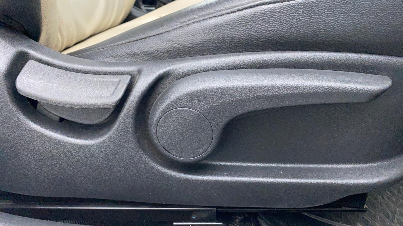 2017 Hyundai Verna 1.6 CRDI SX + AT, Diesel, Automatic, 93,828 km, Driver Side Adjustment Panel