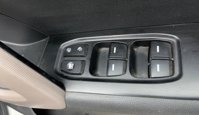 2017 Hyundai Creta E PLUS 1.6 PETROL, Petrol, Manual, 77,237 km, Driver Side Door Panels Control